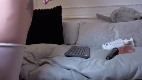 Giigii Hadid  online show from 06.10.26