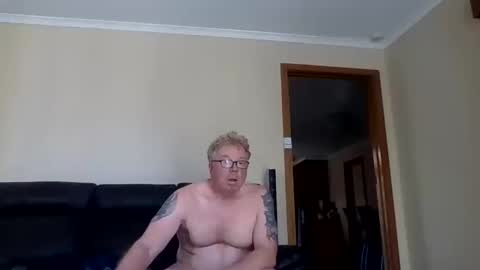 Snapshot of gimmmieoooo chatting on 12.18.25 gimmmieoooo online show from 12.18.25