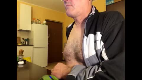 Snapshot of giovanni_1964 chatting on 10.19.25 giovanni_1964 online show from 10.19.25