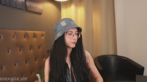 Snapshot of girl_i_am chatting on 11.30.25 Nikki online show from 11.30.25