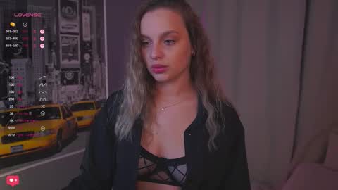 Snapshot of girl_peach_ chatting on 10.29.25 Kate online show from 10.29.25