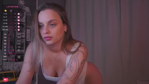 Snapshot of girl_peach_ chatting on 10.31.25 Kate online show from 10.31.25