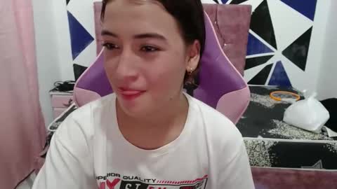 Snapshot of girl_princess18 chatting on 11.06.25 girl_princess18 online show from 11.06.25