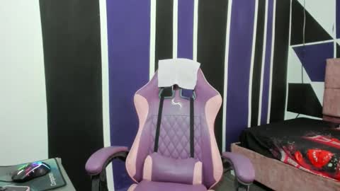 Snapshot of girl_princess18 chatting on 12.15.25 girl_princess18 online show from 12.15.25