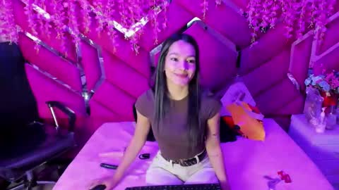 Snapshot of gisell_squirt chatting on 10.10.25 gisell_squirt online show from 10.10.25
