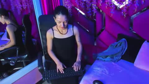 Snapshot of gisell_squirt chatting on 10.11.25 gisell_squirt online show from 10.11.25