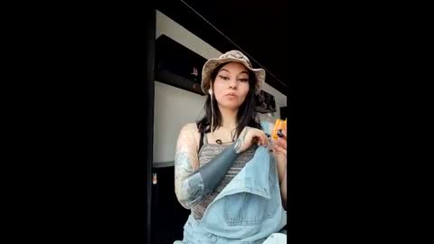 Nice to meet you my name is Heyli  online show from 12.21.25