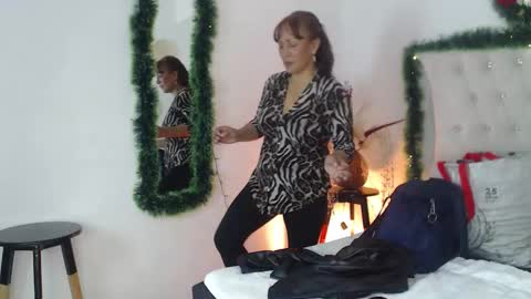 Snapshot of glory_shine chatting on 12.17.25 Glory online show from 12.17.25