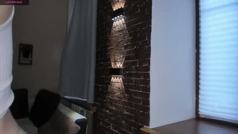 Snapshot of glowhub_ chatting on 02.18.26 Ann Eliz and Gigi online show from 02.18.26