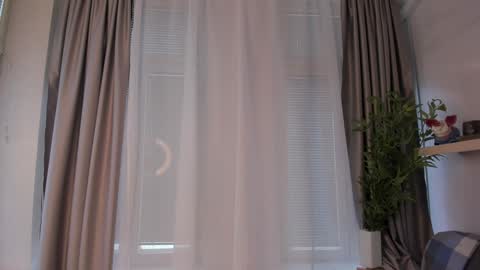 Snapshot of glowhub_ chatting on 02.20.26 Ann Eliz and Gigi online show from 02.20.26