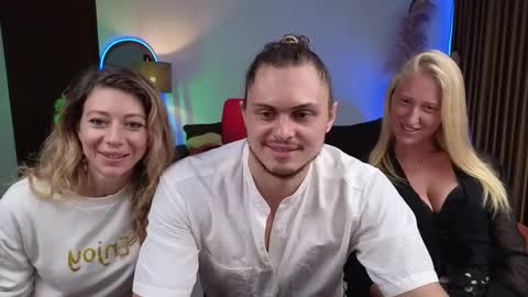 Snapshot of goddess_marylin chatting on 12.07.24 330 UTC2 girls online show from 12.07.24