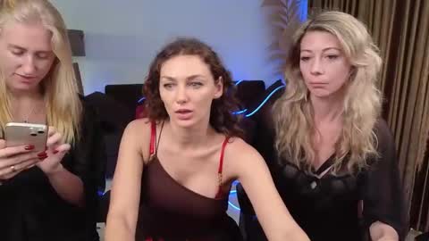 Snapshot of goddess_marylin chatting on 12.19.24 330 UTC2 girls online show from 12.19.24