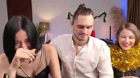 Snapshot of goddess_marylin chatting on 12.24.24 330 UTC2 girls online show from 12.24.24