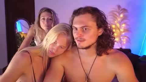 Snapshot of goddess_marylin chatting on 01.22.25 330 UTC2 girls online show from 01.22.25