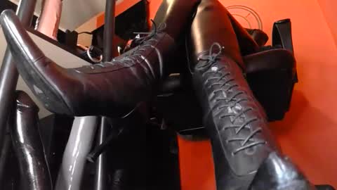 Snapshot of goddessmidnight chatting on 11.20.25 GODDESS MIDNIGHT online show from 11.20.25