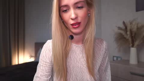 Snapshot of gold_blond chatting on 12.11.24 Olivia online show from 12.11.24