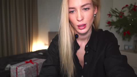 Snapshot of gold_blond chatting on 12.20.24 Olivia online show from 12.20.24