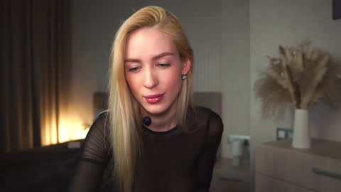Snapshot of gold_blond chatting on 01.31.25 Olivia online show from 01.31.25