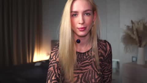 Snapshot of gold_blond chatting on 02.18.25 Olivia online show from 02.18.25