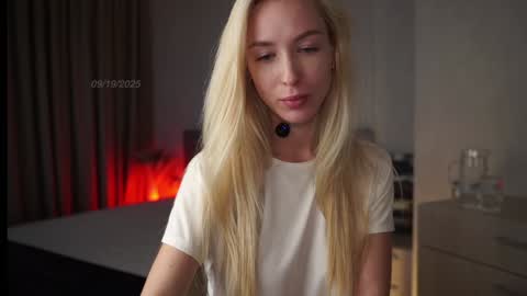 Snapshot of gold_blond chatting on 09.19.25 Olivia online show from 09.19.25