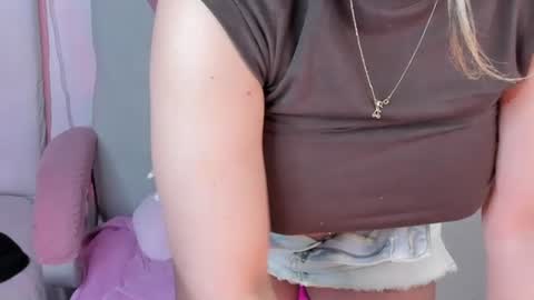 Snapshot of golden_issy chatting on 07.30.26 golden_issy online show from 07.30.26