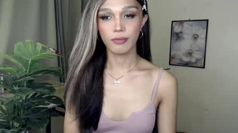 Snapshot of goldenlily69 chatting on 11.30.25 Lily is Gold online show from 11.30.25