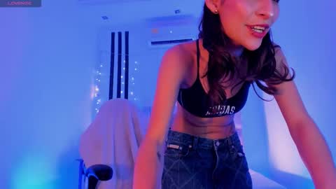 i am Jessi  I love animals and drawing I hope to get along with everyone. XOXO online show from 02.10.26