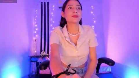 i am Jessi  I love animals and drawing I hope to get along with everyone. XOXO online show from 03.25.26