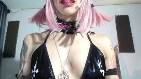Snapshot of gothicute chatting on 01.05.25 online show from 01.05.25