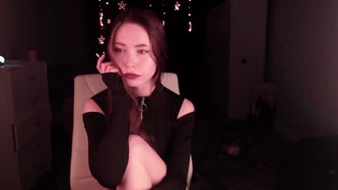 Snapshot of grace_crystal chatting on 02.04.25 Grace online show from 02.04.25