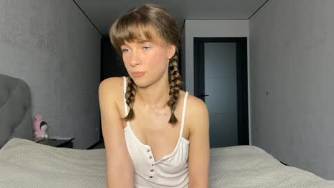Snapshot of gracefulcharm_ chatting on 01.25.25 Daria online show from 01.25.25