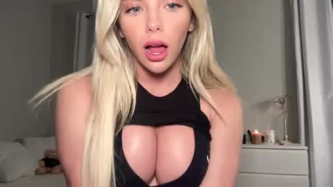 Snapshot of gracieparker chatting on 02.18.25 Gracie online show from 02.18.25