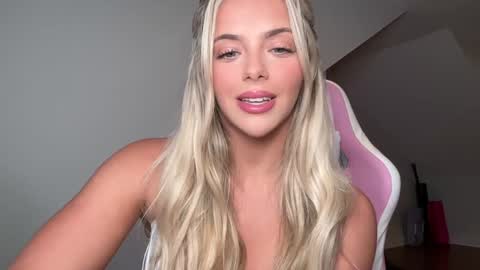 Snapshot of gracieparker chatting on 10.06.25 Gracie online show from 10.06.25