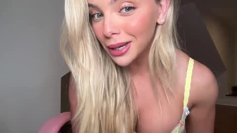 Snapshot of gracieparker chatting on 10.12.25 Gracie online show from 10.12.25