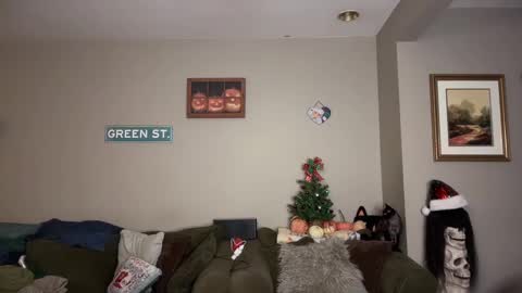 Snapshot of greenxxxqueen chatting on 12.17.24 SexQueen Nikki online show from 12.17.24