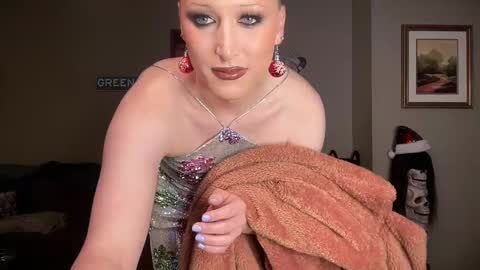 Snapshot of greenxxxqueen chatting on 12.17.24 SexQueen Nikki online show from 12.17.24