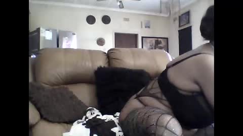 Snapshot of gucci_bx chatting on 11.16.25 gucci-bx online show from 11.16.25