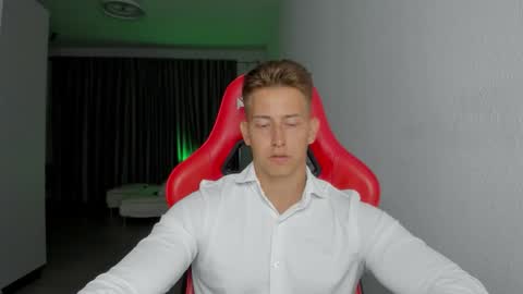 Snapshot of gym_alpha chatting on 11.06.25 Oliver online show from 11.06.25