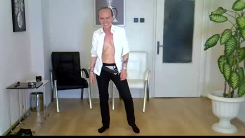 Snapshot of h_blackwood chatting on 06.03.26 H. Blackwood online show from 06.03.26