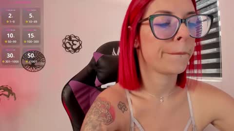 Snapshot of haileebeer_ chatting on 10.15.25 Hailee online show from 10.15.25