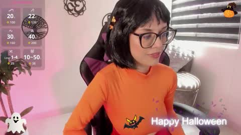 Snapshot of haileebeer_ chatting on 10.31.25 Hailee online show from 10.31.25