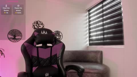 Snapshot of haileebeer_ chatting on 11.14.25 Hailee online show from 11.14.25