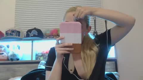 Snapshot of haileyakuma69 chatting on 11.23.25 Hailey and d online show from 11.23.25