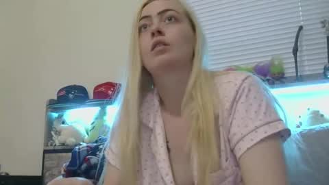 Snapshot of haileyakuma69 chatting on 12.14.25 Hailey and d online show from 12.14.25