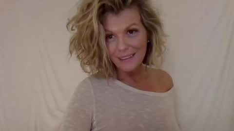 Snapshot of haileys123 chatting on 12.08.24 Hailey online show from 12.08.24