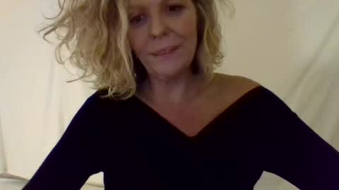 Snapshot of haileys123 chatting on 12.28.24 Hailey online show from 12.28.24