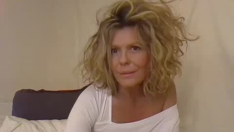 Snapshot of haileys123 chatting on 01.04.25 Hailey online show from 01.04.25