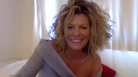 Snapshot of haileys123 chatting on 01.11.25 Hailey online show from 01.11.25