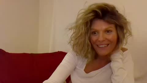 Snapshot of haileys123 chatting on 03.12.25 Hailey online show from 03.12.25