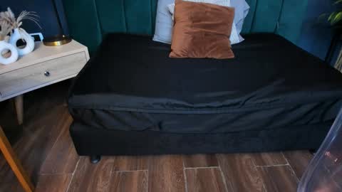 Halley Lorens online show from 12.14.25